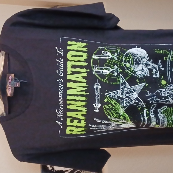TRICKZ N TREAT XXL  SHORT-SLEEVED TSHIRT WITH GREEN" NECROMANCERS GUIDE"GRAPHICS - Picture 8 of 9